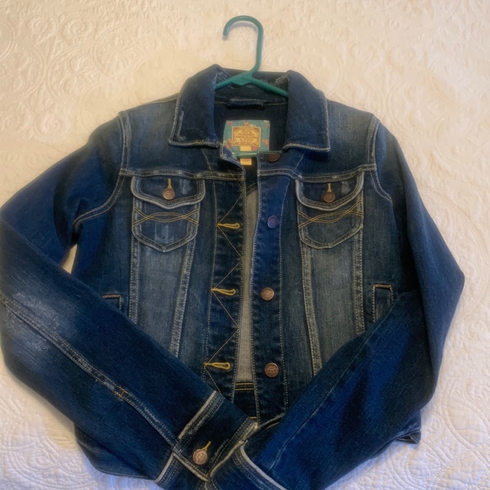 Distressed medium wash denim jacket Abercrombie and fitch. Smoke free.